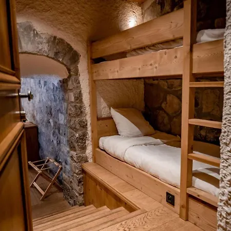 Les De La Serraz Hotel 4*