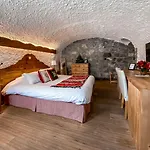 Les De La Serraz Hotel